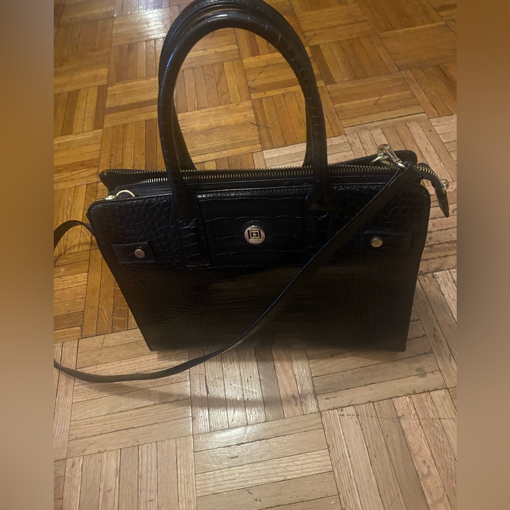 Authentic Liz Claiborne cross body transformer chic sample bag.